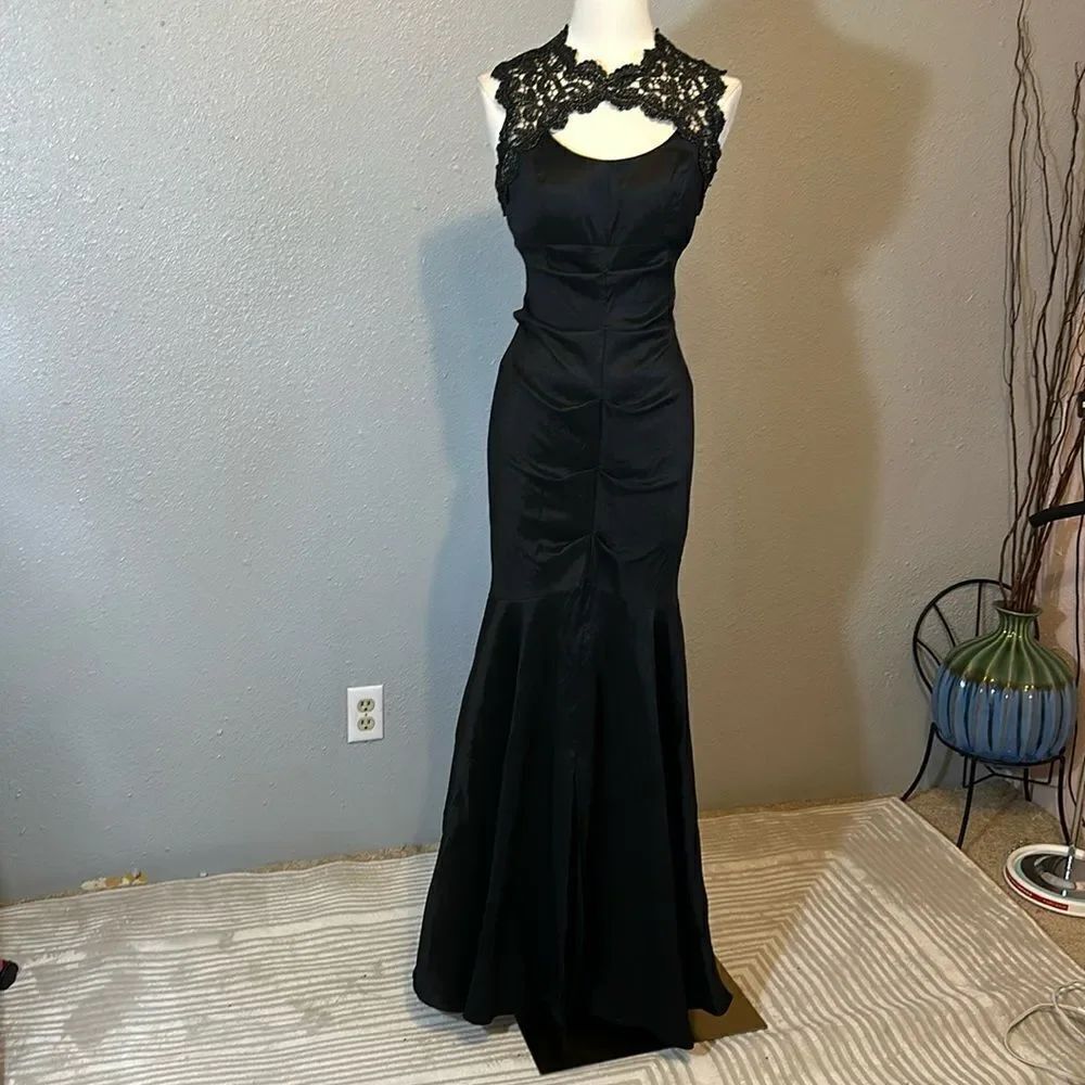 Xscape lace taffeta black mermaid gown size 4
Stretchy material